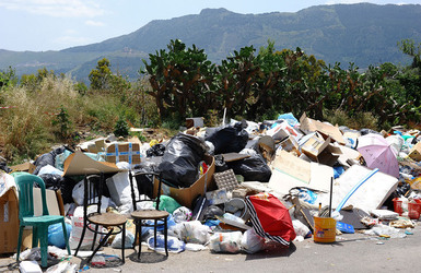 DISCARICA abusiva nei pressi del comune e paese di Monreale in Sicilia. Fotografie di Giulio Azzarello &copy;2014.