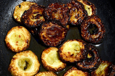 SAPORI zucchine fritte della tipica e tradizionale cucina siciliana. Fotografie di Giulio Azzarello &copy; 2014.