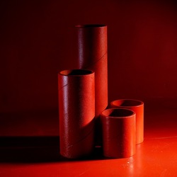 CARTONI ROSSI. Fotografie di Giulio Azzarello &copy;2023.