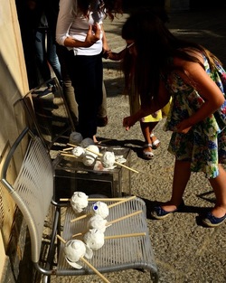 SARA CUTICCHIO e il suo laboratorio per i bambini. Fotografie di Giulio Azzarello &copy;2020.