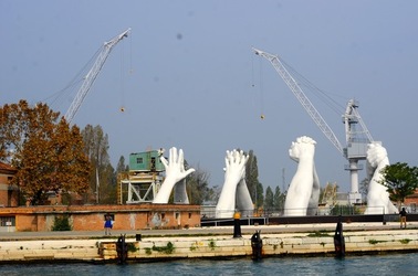 LE MANI DI LORENZO QUENN Biennale di Venezia. Fotografie di Giulio Azzarello &copy;2020.