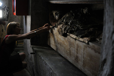 Le CATACOMBE di Palermo documentario film. Fotografie di scena e set di Giulio Azzarello &copy;2014.