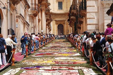 INFIORATA DI NOTO barocca in Sicilia. Fotografie di Giulio Azzarello ©2014. INFIORATA DI NOTO barocca in Sicilia. Fotografie di Giulio Azzarello ©2014.