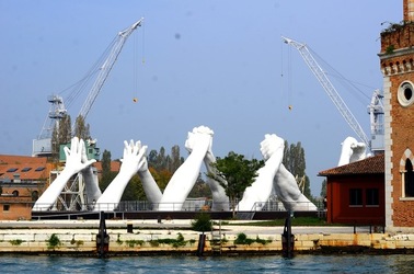 LE MANI DI LORENZO QUENN Biennale di Venezia. Fotografie di Giulio Azzarello &copy;2020.