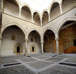 LOGGIATO arabo normanno allo Steri di Palermo. Fotografie di Giulio Azzarello &copy;2014.