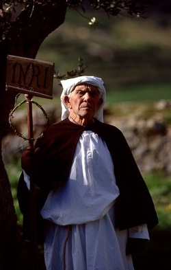 LA CERCA processione religiosa. Fotografie di Giulio Azzarello &copy;1996 2021.