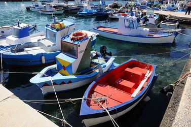 Il PORTO DI FAVIGNANA in Sicilia visioni panoramiche o particolari. Fotografie di Giulio Azzarello &copy;2014.