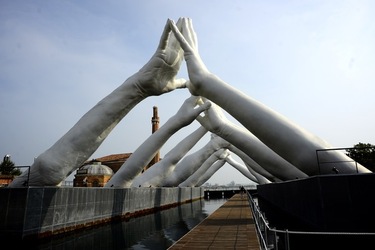 LE MANI DI LORENZO QUENN Biennale di Venezia. Fotografie di Giulio Azzarello &copy;2020.