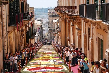 INFIORATA DI NOTO barocca in Sicilia. Fotografie di Giulio Azzarello ©2014. INFIORATA DI NOTO barocca in Sicilia. Fotografie di Giulio Azzarello ©2014.