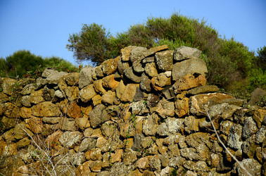 ISOLA DI USTICA pietre. Fotografie di Giulio Azzarello &copy;2016.