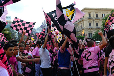 I TIFOSI DEL PALERMO CALCIO in piazza per festeggiare. Fotografie di Giulio Azzarello ©2014. I TIFOSI DEL PALERMO CALCIO in piazza per festeggiare. Fotografie di Giulio Azzarello ©2014.