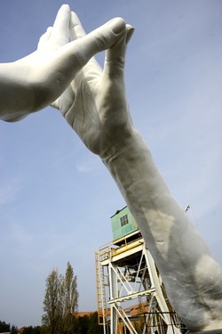 LE MANI DI LORENZO QUENN Biennale di Venezia. Fotografie di Giulio Azzarello &copy;2020.