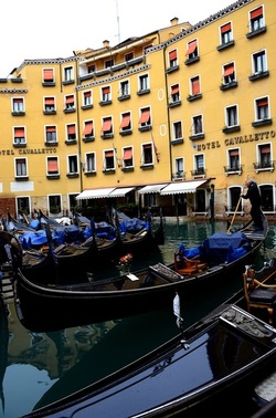 VENEZIA fotografie di Giulio Azzarello &copy;2022.