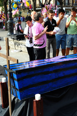 I TIFOSI DEL PALERMO CALCIO in piazza per festeggiare. Fotografie di Giulio Azzarello ©2014. I TIFOSI DEL PALERMO CALCIO in piazza per festeggiare. Fotografie di Giulio Azzarello ©2014.
