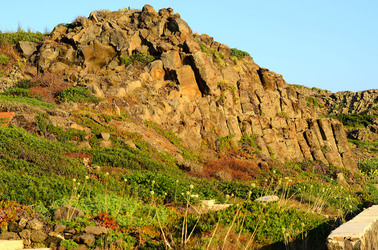 ISOLA DI USTICA la costa. Fotografie di Giulio Azzarello &copy;2016.