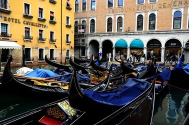 VENEZIA fotografie di Giulio Azzarello &copy;2022.