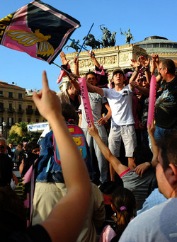 I TIFOSI DEL PALERMO CALCIO in piazza per festeggiare. Fotografie di Giulio Azzarello ©2014. I TIFOSI DEL PALERMO CALCIO in piazza per festeggiare. Fotografie di Giulio Azzarello ©2014.