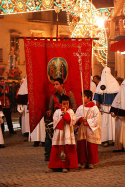 PROCESSIONE RELIGIOSA in Sicilia. Fotografie di Giulio Azzarello &copy;2014.