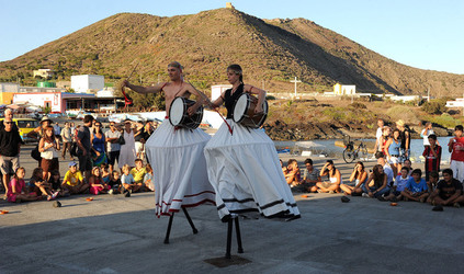 TRAMPOLIERI A LINOSA in Sicilia tutti i momenti dello spettacolo. Fotografie di Giulio Azzarello &copy;2014.