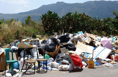 DISCARICA abusiva nei pressi del comune e paese di Monreale in Sicilia. Fotografie di Giulio Azzarello &copy;2014.