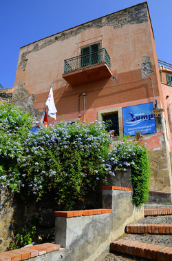 ISOLA DI USTICA il paese. Fotografie di Giulio Azzarello ©2016. ISOLA DI USTICA il paese. Fotografie di Giulio Azzarello ©2016.