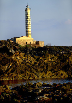ISOLA DI USTICA la costa. Fotografie di Giulio Azzarello &copy;2016.