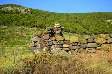 ISOLA DI USTICA pietre. Fotografie di Giulio Azzarello &copy;2016.