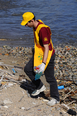 LA BONIFICA delle coste a Palermo una azione simbolica di Lega Ambiente Sicilia. Fotografie di Giulio Azzarello &copy;2014.