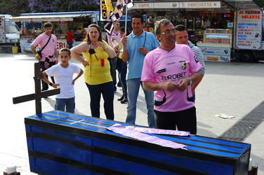 I TIFOSI DEL PALERMO CALCIO in piazza per festeggiare. Fotografie di Giulio Azzarello ©2014. I TIFOSI DEL PALERMO CALCIO in piazza per festeggiare. Fotografie di Giulio Azzarello ©2014.