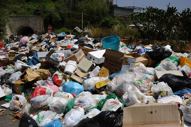 DISCARICA abusiva nei pressi del comune e paese di Monreale in Sicilia. Fotografie di Giulio Azzarello &copy;2014.