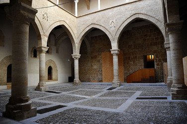 LOGGIATO arabo normanno allo Steri di Palermo. Fotografie di Giulio Azzarello &copy;2014.
