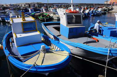 Il PORTO DI FAVIGNANA in Sicilia visioni panoramiche o particolari. Fotografie di Giulio Azzarello &copy;2014.