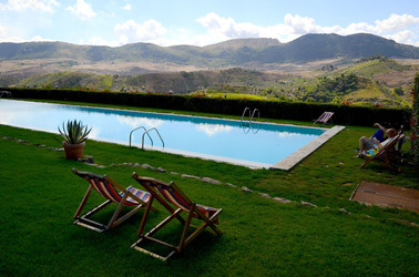 VENDEMMIA di AUTUNNO a S.Cristina Gela in Sicilia. Fotografie di Giulio Azzarello &copy;2016.