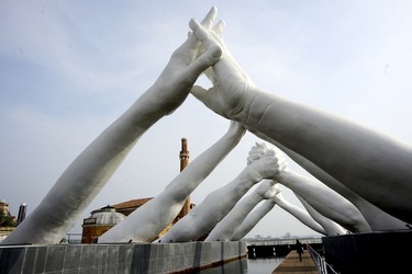 LE MANI DI LORENZO QUENN Biennale di Venezia. Fotografie di Giulio Azzarello &copy;2020.