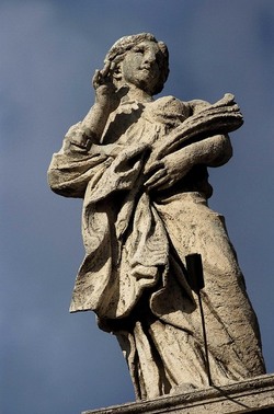 LE SCULTURE DI SAN PIETRO sopra il colonnato a Roma. Fotografie di Giulio Azzarello &copy;2014.