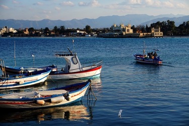 BARCHE. Fotografie di Giulio Azzarello ©2022. BARCHE. Fotografie di Giulio Azzarello ©2022.