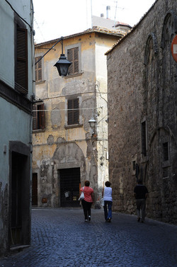 VITERBO e il suo centro storico. Fotografie di Giulio Azzarello &copy;2014.