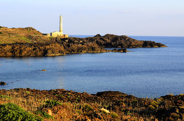 ISOLA DI USTICA la costa. Fotografie di Giulio Azzarello &copy;2016.