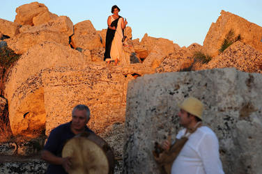 PAOLA PACE attrice italiana di origini siciliane Palermo ritratti a Sellinunte. Fotografie di Giulio Azzarello ©2014.