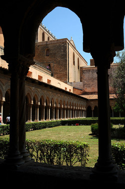 MONREALE in Sicilia con il suo Duomo e il Chiostro panoramiche e particolari. Fotografie di Giulio Azzarello &copy;2014.
