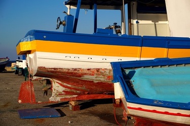 BARCHE. Fotografie di Giulio Azzarello ©2022. BARCHE. Fotografie di Giulio Azzarello ©2022.