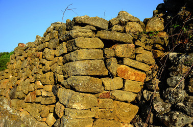 ISOLA DI USTICA pietre. Fotografie di Giulio Azzarello &copy;2016.