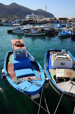 Il PORTO DI FAVIGNANA in Sicilia visioni panoramiche o particolari. Fotografie di Giulio Azzarello &copy;2014.