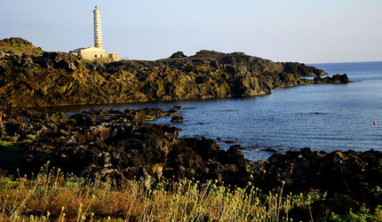 ISOLA DI USTICA la costa. Fotografie di Giulio Azzarello &copy;2016.