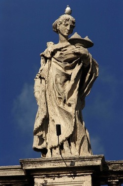 LE SCULTURE DI SAN PIETRO sopra il colonnato a Roma. Fotografie di Giulio Azzarello &copy;2014.
