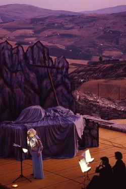 ALBE TEATRALI A SEGESTA fotografie di Giulio Azzarello &copy;2021.