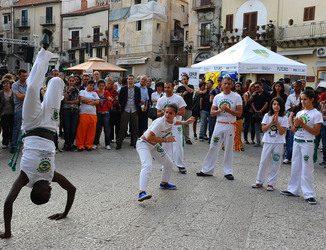 DANZE BRASILIANE E DANZATORI MULTIETNICI a Monreale in Sicilia. Fotografie di Giulio Azzarello &copy;2014.