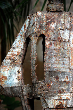 ANGELO DENARO pittore artista siciliano con la sua scultura di ferro. Fotografie di Giulio Azzarello &copy;2014.