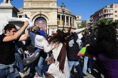 LOTTA DI CUSCINI flash mob fotografie di Giulio Azzarello ©2014. LOTTA DI CUSCINI flash mob fotografie di Giulio Azzarello ©2014.