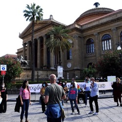 TEATRANTI che manifestano. Fotografie di Giulio Azzarello ©2020. TEATRANTI che manifestano. Fotografie di Giulio Azzarello ©2020.